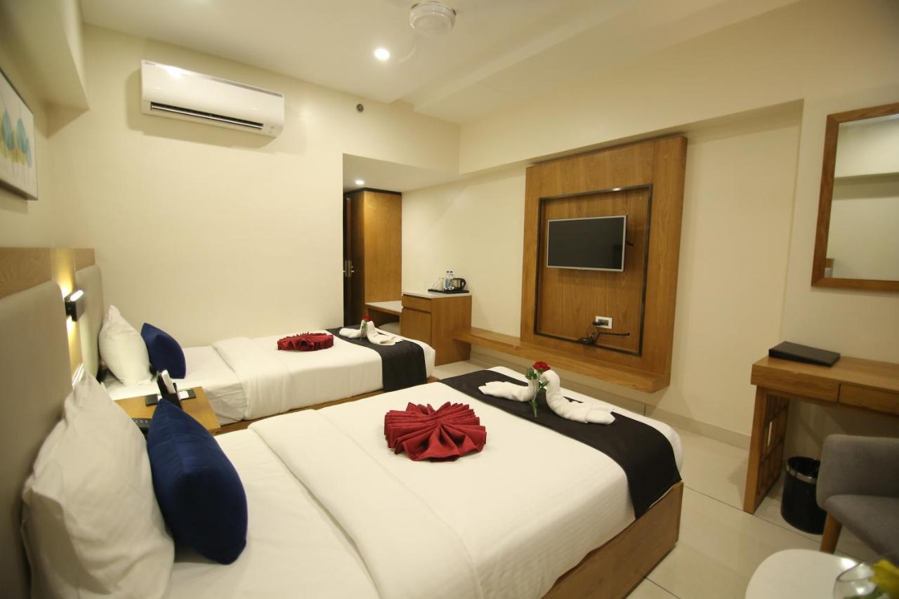 Sri Sri Sri Hotel Khammam Exterior photo